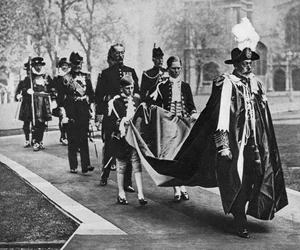 Rei George V em suas vestes como soberano da Ordem de Bath, c1930s
