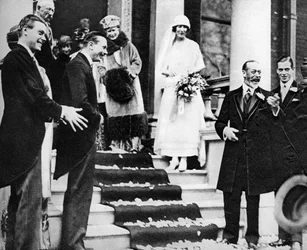 O rei George V acena bons desejos à princesa Maud quando ela sai para a lua de mel, 1923