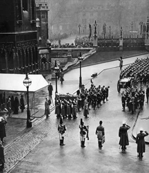 Procissão fúnebre do rei George Vs que se forma no Westminster Hall, Londres, 1936