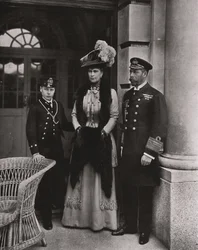 Rei George e Queen Mary com seu filho Prince Edward, maio de 1910.