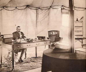 Rei George com seu papagaio de estimação, 1936.