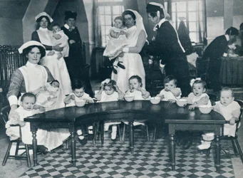 Kingsway Hall Creche para crianças com pais na guerra e mães que trabalham, 1914