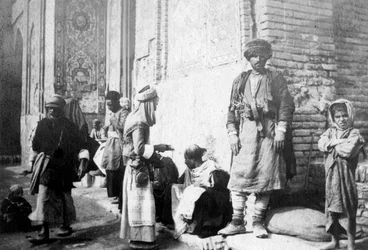 Barbeiro curdo, fora da mesquita de Kazimain, Iraque, 1917-1919