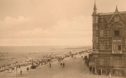 La Digue et la Plage, passeio marítimo e praia, c1900.