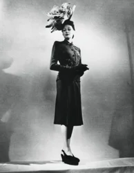 La femme chic, roupa do estilista francês Jacques Fath, Paris, janeiro de 1943