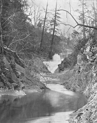 Associação das cachoeiras e dos dragões do laço, ponte natural, Virgínia, EUA, c1900.