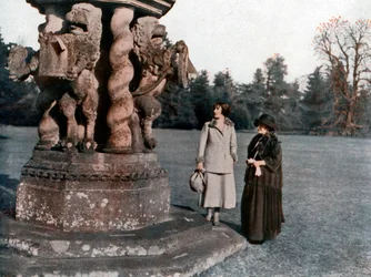 Lady Elizabeth Bowes-Lyon e a Condessa de Strathmore, Castelo de Glamis, Escócia, 1923