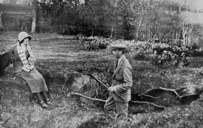 Lady Elizabeth Bowes-Lyon e o Duque de York em sua casa em Hertfordshire, perto de Welwyn, 1923