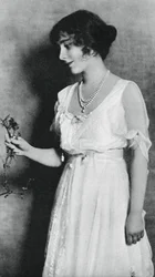 Lady Elizabeth Bowes-Lyon com um cravo vermelho, 1923, 1937