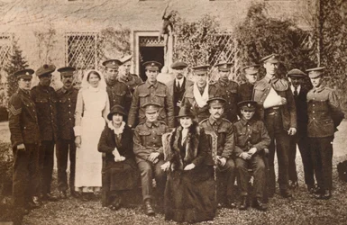 Lady Elizabeth com a condessa de Strathmore e soldados feridos convalescentes, 1916