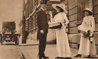 Lady Pilkington vendendo rosas no primeiro aniversário de Alexandra Rose Day, 25 de junho de 1913 1935