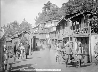 Bazar de Lakkar, com a estrada Hindustan e Tibet, Simla, Índia, século XX