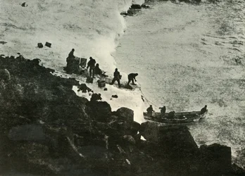 Lojas de desembarque do barco no primeiro local de desembarque, c1908, 1909