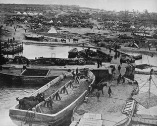 Praia de desembarque em Sedd el Bahr, quando as tropas britânicas chegaram à Península, 1915
