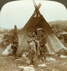 Família e cão de trenó dos Laplander - fora de sua casa de verão - numa encosta na Noruega, c1905.
