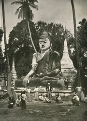 Grande figura de Buda na plataforma Shwe Dagon, Rangoon, 1900.