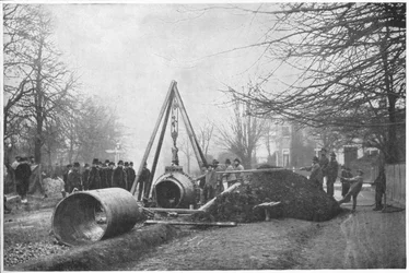 Colocação de um grande cano de água pela Southwark and Vauxhall Water Company, Londres, c1902 1903