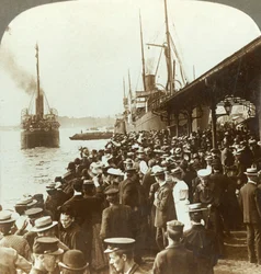Deixando velhos lares e amigos - acenando emigrantes para a América, Christiania, Noruega, c1905.