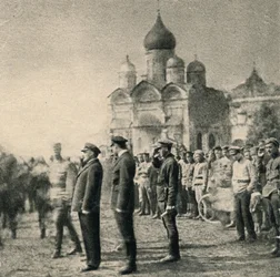 Lenin revê o 11º grupo de graduados da Primeira Escola Soviética de Comandantes de Metralhadoras de Moscou