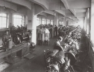 Processamento de lentes na fábrica da Optical Mechanical Association em Petersburg, 1916