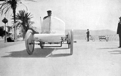 Leon Serpollet em seu carro a vapor Gardner-Serpollet, Nice, 1903