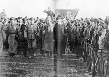 Leon Trotsky, Comissário da Guerra dos Povos, revisando as tropas do Exército Vermelho em Moscou, Rússia, 1918