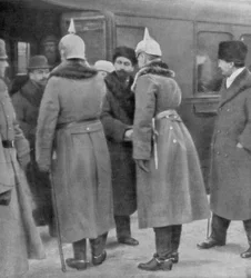 Leon Trotsky chegando para negociações de paz com os alemães, Brest-Litovsk, 7 de janeiro de 1918