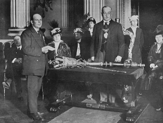 Lieut. Bell, RNR, capitão do Thordis, sendo apresentado pelo Lord Mayor de Londres com o r