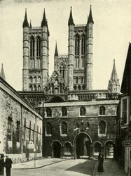 Catedral de Lincoln e o portão do Tesouro, c1948.