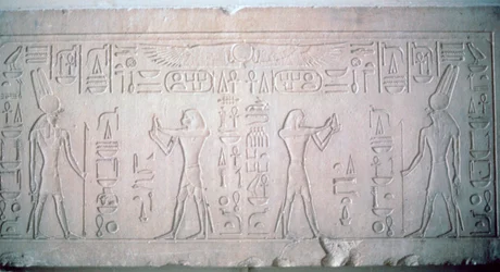 Lintel de Senusret III, representando o faraó fazendo oferendas ao deus Montu, 12ª dinastia