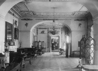 Sala de estar na mansão Maryino, início dos anos 1920