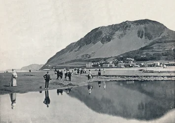 Llanfairechan - a vila e a montanha Penmaenmawr, 1895