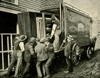 Carregando a câmera em uma van para remoção, 1901.