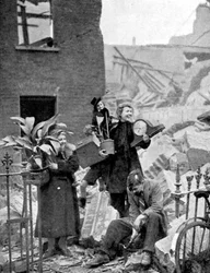 Os londrinos ficaram desabrigados por um ataque aéreo alemão durante a Blitz, Segunda Guerra Mundial, outubro de 1940