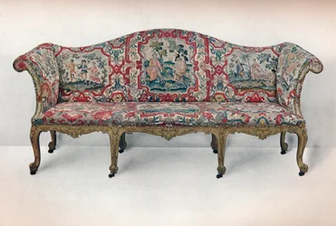 Sofá estofado longo: em forma de serpentina, esculpido e dourado, c1750