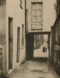 Olhando para baixo Strand Lane em direção ao rio, c1935.