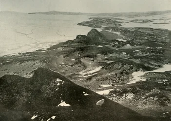 Olhando para o norte em direção a Cape Royds, c1908, 1909.
