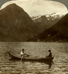 Olhando através de Essefjord, de Tjugum a Kjeipen coberto de gelo, Noruega, c1905.