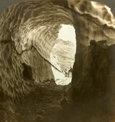 Olhando através de um túnel de neve em uma viagem de verão sobre Dyreskard Pass, Noruega., C1905.