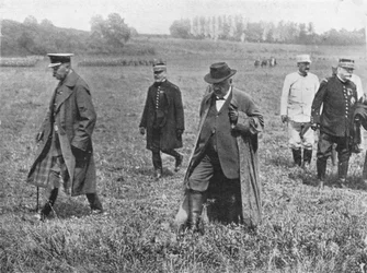 Lord Kitcheners visita à frente: Lord Kitcheneer, M. Millerand e General Joffre partem depois