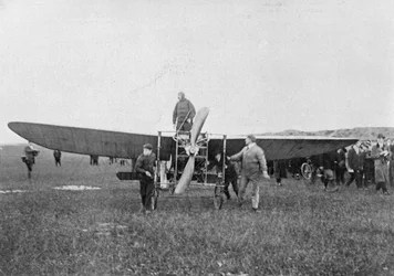 Louis Blériot prestes a fazer o primeiro vôo bem-sucedido através do Canal da Mancha, 1909