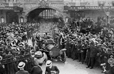 Louis Blériot, a caminho do Savoy Hotel, Londres, 25 de julho de 1909