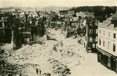 Louvain após o bombardeio alemão: uma parte da cidade devastada, c1914, c1920.