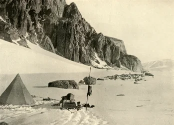 Lower Glacier Depot. As lojas foram enterradas na neve, c1908, 1909.
