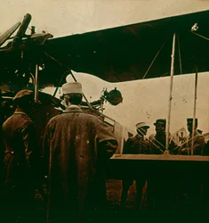 Metralhadora montada em um biplano, escape para o topo, c1914-c1918