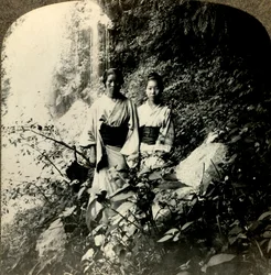 Donzelas da Terra do Sol Nascente, sob as cachoeiras de Kogijoku ..., c1900. .