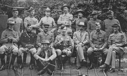 Major-general Baden-Powell e os principais homens que o ajudaram a defender Mafeking, 1900.