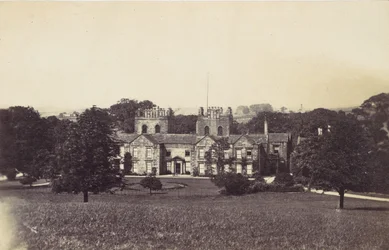 Casa senhorial com duas torres vista do terreno, década de 1860.