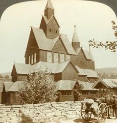 Muitas igreja de madeira de duas águas com arcada do século XII e torretas, Hitterdal, Noruega, c1905.