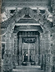 Escultura de mármore em uma entrada para um templo Jain em Dilwara, o Monte Abu, c1100.